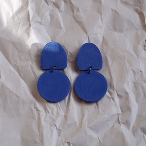 De Nada Small Dangle Earrings in Cobalt